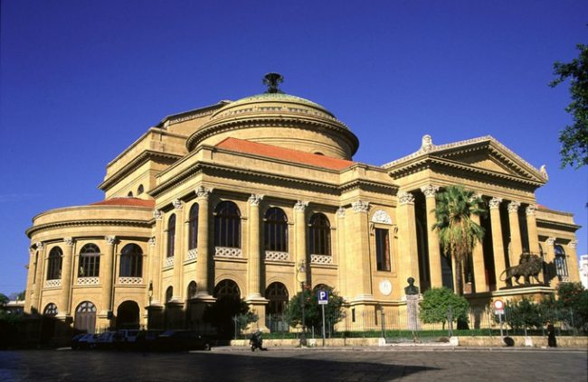 Nằm ở trung tâm Palermo, nhà hát lớn Teatro Massimo là nơi thực hiện cảnh quay cuối cùng của bộ phim Bố già, khi con trai của Michael Corleone biểu diễn một vở Opera, còn con gái ông chết trên bậc cửa của nhà hát. Teatro Massimo mở cửa lần đầu vào năm 1897 và là một trong những nhà hát Opera lớn nhất ở châu Âu. Ảnh: Travel Lask.