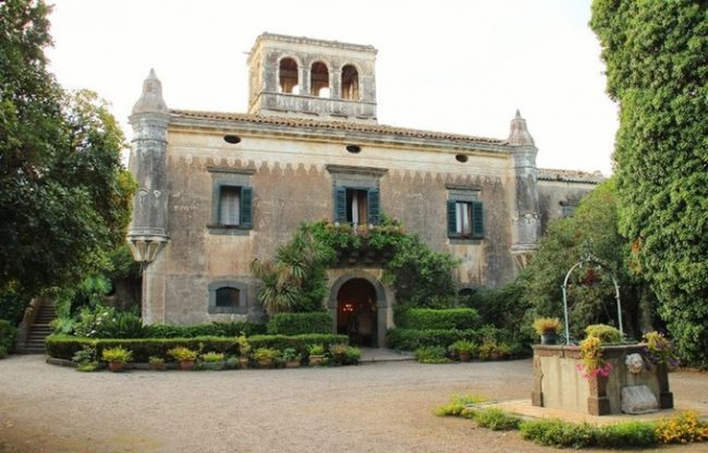 Lâu đài Degli Schiavi xuất hiện ở phần I và phần II của bộ phim, trong phân cảnh vụ nổ xe sau đám cưới của Michael. Ảnh: Summer In Italy.