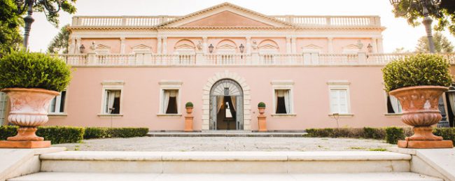 Biệt thự La Limonaia được xây dựng vào nửa đầu thế kỷ thứ 18, ở thành phố Catania, đảo Sicily. Trong Bố già III, La Limonaia được chọn làm nhà của nhân vật phản diện Altobello, bạn cũ của Michael. Ảnh: Wedding Sicily.