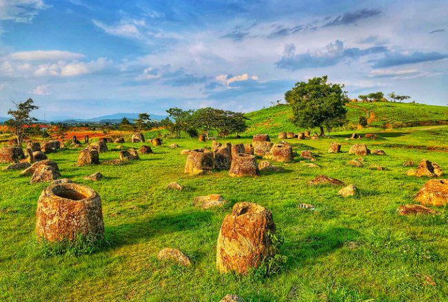 Cánh đồng chum cổ nằm rải rác dọc cao nguyên Mương Phuôn tại tỉnh Xiêng Khoảng (Lào). 59 điểm tập trung khoảng 2.000 chiếc chum có niên đại từ 1.500 đến 2.000 năm.