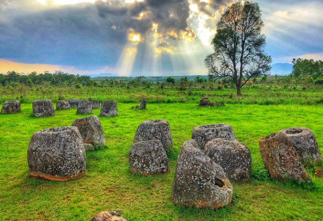 Cánh đồng chum là một quần thể bao gồm 11 địa điểm riêng biệt, nơi tồn tại của nhiều chiếc chum đá cổ nằm trên địa bàn huyện Paek, Phaxay, Phoukoud và Kham của tỉnh Xiêng Khoảng. 