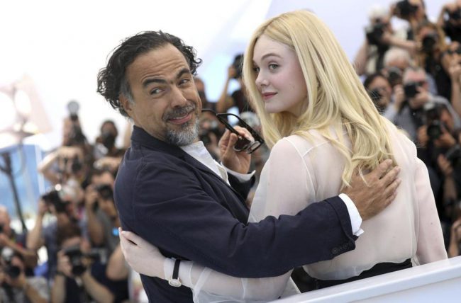 Alejandro Gonzalez Iñárritu và Elle Fanning chụp ảnh cùng nhau tại lễ khai mạc Cannes 2019 - Ảnh: AP
