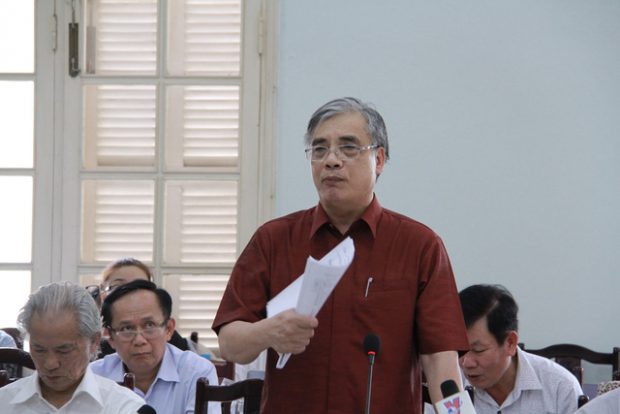 TS Trần Đình Thiên phản biện dự án lấn sông Hàn tại hội nghị. Ảnh: H.Khá