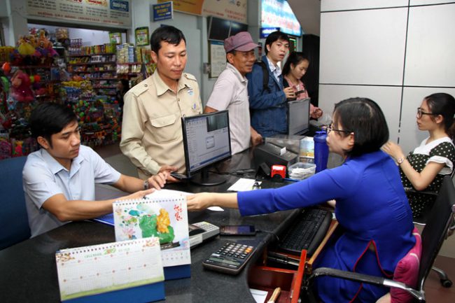 Hành khách mua vé tại ga Sài Gòn. Ảnh: Khả Hòa