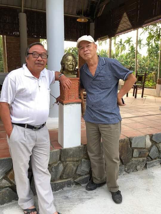 Nhà thơ - nhạc sĩ Đynh Trầm Ca (trái) và tác giả . Ảnh: Quang Nam