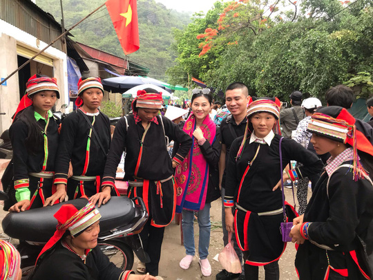 NSƯT Quế Trân và Quang Khải giao lưu với bà con dân tộc Mông tại Hà Giang