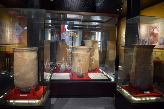 Các mộ chum tại Bảo tàng Văn hóa Sa Huỳnh, Hội An