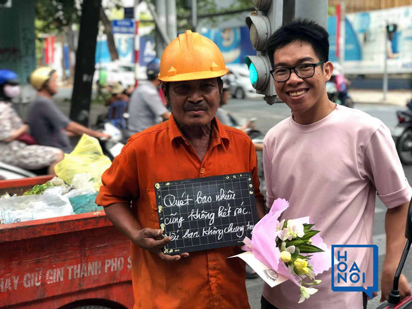 Nguyễn Hồng Việt tặng “hoa nói” cho công nhân vệ sinh