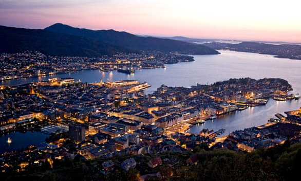 Bergen, Nauy: Thành phố về đêm nhìn từ ga Fløibanen cao nhất là một cảnh tượng tuyệt đẹp. Những con thuyền lững lờ trôi ngoài vịnh, tiết trời se lạnh còn bầu trời trong vắt - Ảnh: Alamy