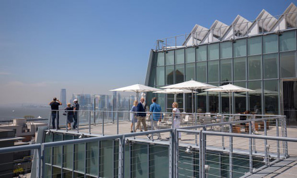 New York, Mỹ: Từ tầng thượng của toà nhà do kiến trúc sư nổi tiếng Renzo Piano thiết kế, du khách có thể nhìn ra ánh đèn lấp lánh từ sông Hudson, New Jersey. Cầu đi bộ High Line là nơi du khách được tận mắt chiêm ngưỡng những căn hộ của giới nhà giàu New York - Ảnh: Alamy
