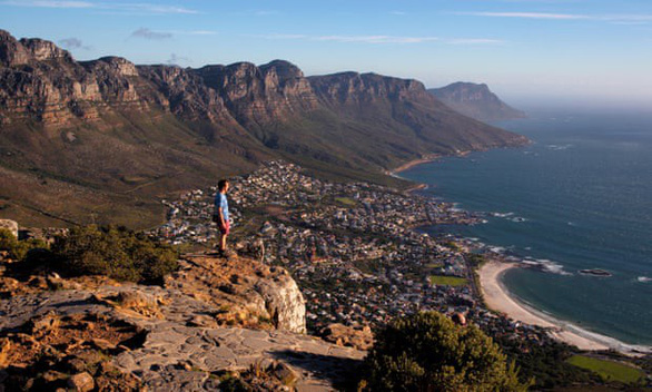 Cape Town, Nam Phi: Đây là một trong những thành phố đẹp nhất thế giới, và ngắm thành phố từ đỉnh núi Table là điểm lý tưởng. Tuy nhiên, ít người biết rằng một nơi còn đẹp hơn thế là từ Lion's Head. Du khách sẽ mất 2 giờ để leo đến đây, nhưng trải nghiệm sẽ thực sự xứng đáng - Ảnh: Alamy