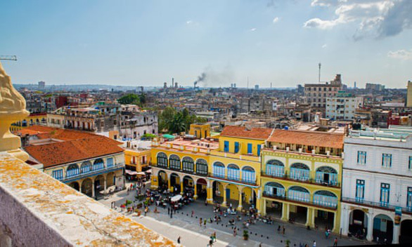 Havana, Cuba: Nơi lý tưởng nhất để ngắm toàn cảnh 360 độ những ngôi nhà rực rỡ màu sắc và vịnh Havana xanh ngắt phía xa là ở toà nhà cao nhất thành phố Edificio Gómez Villa, với vé vào cửa giá chỉ 2 USD - Ảnh: Alamy