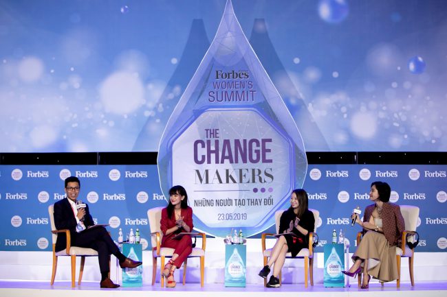 Ngô Hoàng Gia Khánh, giám đốc tài chính Tiki trong vai trò người điều phối buổi thảo luận "Vượt vũ môn" tại Women's Summit 2019. Ảnh: Forbes Việt Nam.