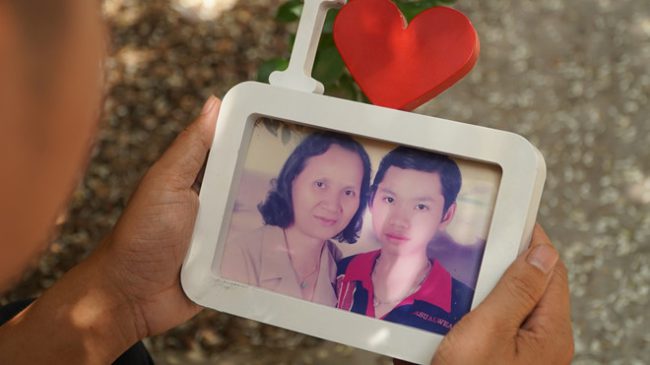 Tấm hình Phú và mẹ, anh luôn mang theo bên mình