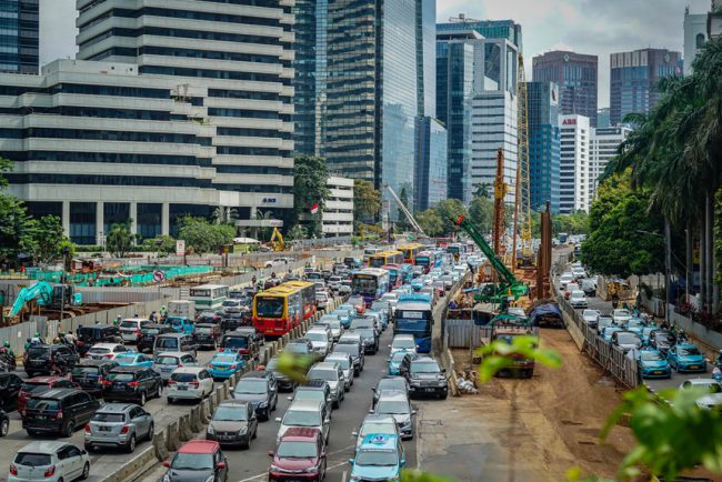 Giao thông ở Jakarta luôn ở trong tình trạng ùn tắc trong khi tỉ lệ phương tiện sở hữu cá nhân nhân ngày càng tăng cao. Ảnh: Lauren Kana Chan.