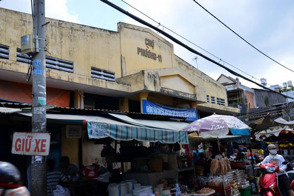 Cổng chợ Bà Hoa, hay còn gọi là chợ Phường 11 trên đường Trần Mai Ninh (quận Tân Bình, TPHCM).