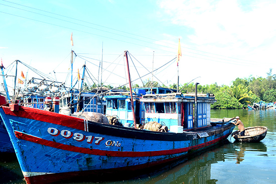 Chủ các tàu công suất nhỏ không thể chuyển sang tàu công suất lớn do Quảng Nam đã hết hạn ngạch cấp cho tàu cá hoạt động ở các vùng biển xa.