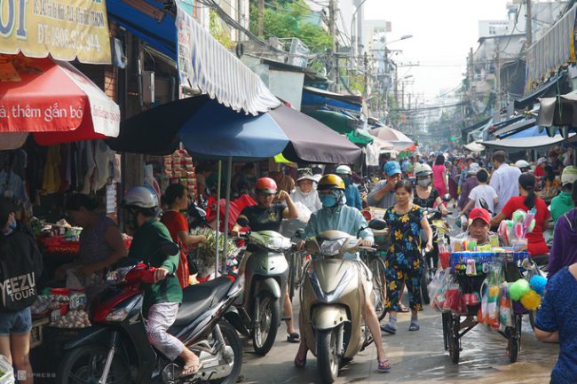 Chợ nằm sâu trên đường Trần Mai Ninh, quận Tân Bình nổi tiếng với các đặc sản miền Trung. Tấm biển trên cổng chợ ghi tên chính thức là Phường 11, nhưng nhiều người dân Sài thành quen gọi là chợ Bà Hoa, tên người phụ nữ có công mua đất lập chợ vào những năm 70 của thế kỷ trước.