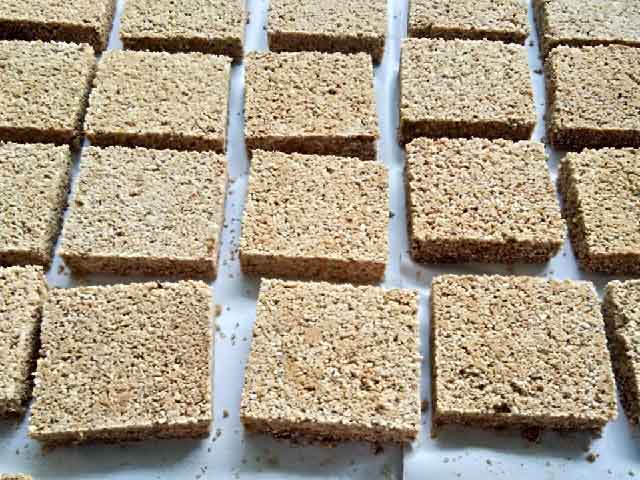 Khoai chà trộn với đường in thành bánh. Khoai chà được sử dụng làm nhiều sản phẩm như: Khoai chà đường, bánh chà đường.
