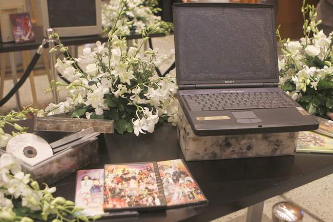 Chiếc máy vi tính xách tay quen thuộc của đạo diễn Huỳnh Phúc Điền và một số băng đĩa thu hình từ chương trình Duyên dáng Việt Nam anh đã thực hiện được trưng bày trong đêm Hẹn.