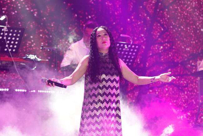 Thanh Trà, giọng hát nổi tiếng của xứ Đà Nẵng bất ngờ xuất hiện trong chương trình với ca khúc Ngày muộn của nhạc sĩ Lê Quang viết riêng tặng cho Huỳnh Phúc Điền.