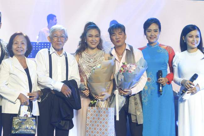 Song thân của cố đạo diễn Huỳnh Phúc Điền và các nghệ sĩ tham gia chương trình chụp hình lưu niệm.