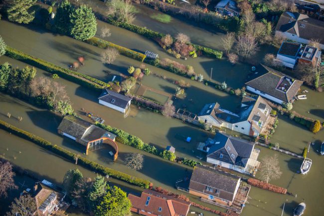 Khu dân cư hạt Surrey, Anh ngập nước trong mùa lũ.