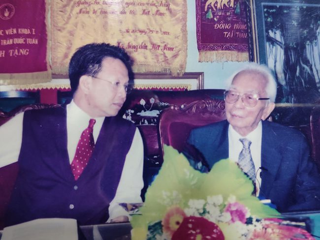 Ông Phạm Đức Trung Kiên trình bày các dự án giáo dục tâm huyết với Đại tướng Võ Nguyên Giáp (khoảng năm 2009 - 2010) .Ảnh: Nhân vật cung cấp