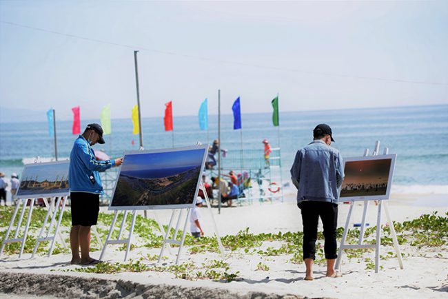 Bằng tất cả niềm đam mê nghệ thuật và yêu biển, các thành viên Câu lạc bộ Nhiếp ảnh TP.Tam Kỳ cũng đã tổ chức trưng bày, giới thiệu ảnh nghệ thuật phản ánh vùng đất, con người, sinh hoạt thường ngày của người dân thành phố, giới thiệu tiềm năng du lịch Tam Kỳ nói chung và du lịch biển nói riêng.