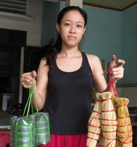 Chị Trần Như Tuyền và sản phẩm nem, tré gia truyền Bốn Lai, Chợ Huyện
