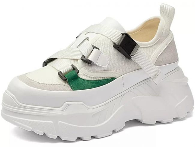 Dad sneakers (giày của bố) tiếp tục khẳng định vị thế sau khi "gây bão" từ đầu năm 2018. Đây là mẫu giày thể thao có thiết kế cồng kềnh, đường nét thô của những năm 1980, 1990. 