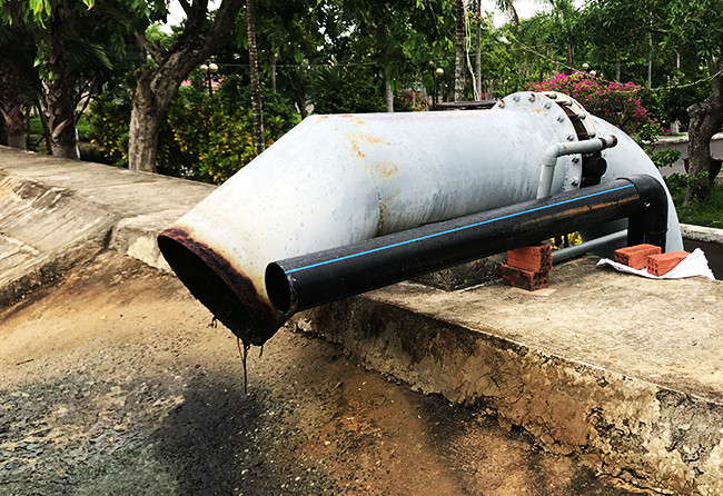Đường ống đưa nước từ Vĩnh Điện về Hội An khô rang nước.