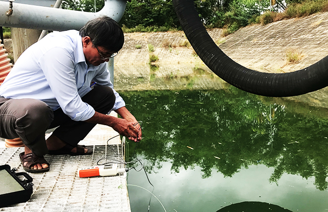 Ngoài đo tự động, nhân viên nhà máy nước Hội An túc trực đo mặn thủ công liên tục để bơm nước nuôi đường ống.