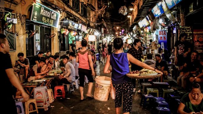 Cảnh buôn bán trên một con phố Hà Nội khi về đêm. Ảnh: CNN Travel
