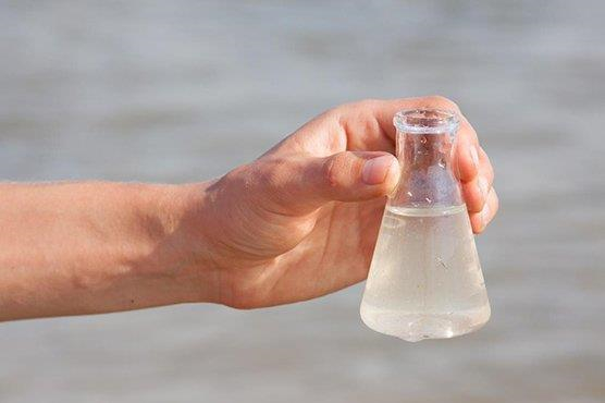 Tìm ra những phương pháp rẻ tiền để loại bỏ muối khỏi nước biển có thể giúp ích cho 844 triệu người trên toàn thế giới hiện không có nước sạch. Ảnh: Dunya News.