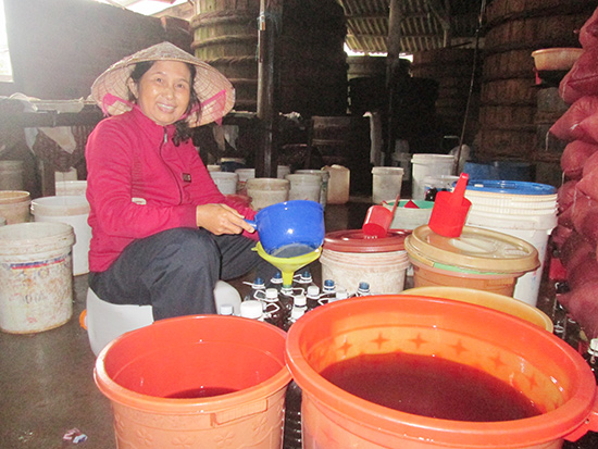 Hiện nay, hầu hết cơ sở sản xuất nước mắm ở xã Duy Hải đều chế biến theo cách thủ công truyền thống nên tính cạnh tranh không cao. Ảnh: H.N