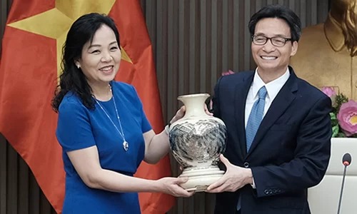 Phó thủ tướng Vũ Đức Đam tặng quà lưu niệm bà Ngô Phương Lan, Nguyên Cục trưởng Điện Ảnh, chủ tịch Hiệp hội.