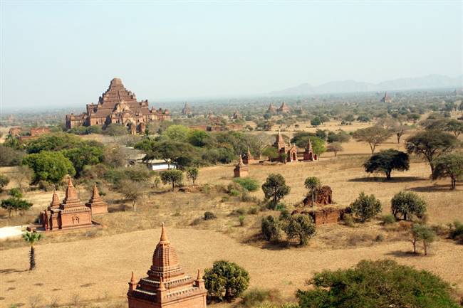 Bagan rất nổi tiếng với gần 2.000 chùa, tháp lớn nhỏ