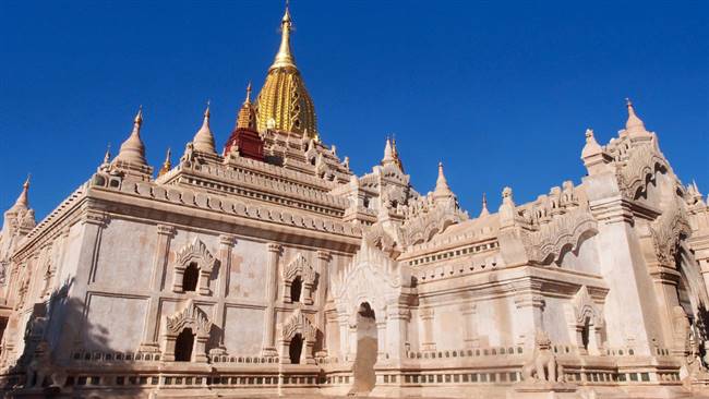 Đền Ananda Phaya với ngọn tháp chính được mạ vàng có thể được nhìn thấy từ cách đó rất xa