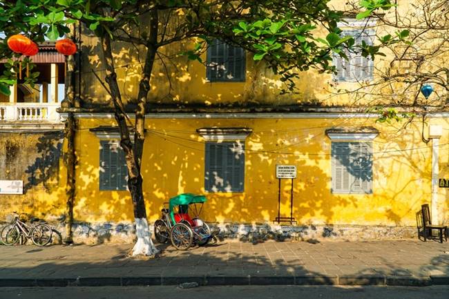 Phương tiện di chuyển trong phố cổ chủ yếu là xích lô (ảnh), xe đạp, xe máy nhưng đi bộ là lựa chọn thú vị nhất. Bạn có thể mệt nhưng dễ dàng đi vào các con hẻm nhỏ trên đường Phan Chu Trinh để khám phá, thưởng ngoạn.