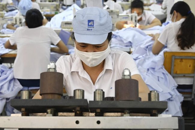 Hàng dệt may từ Việt Nam nhưng dùng vải của Trung Quốc hay một nước khác sẽ không được coi là “sản xuất ở Việt Nam” và phải chịu mức thuế 12% khi xuất sang EU. Ảnh: AFP.