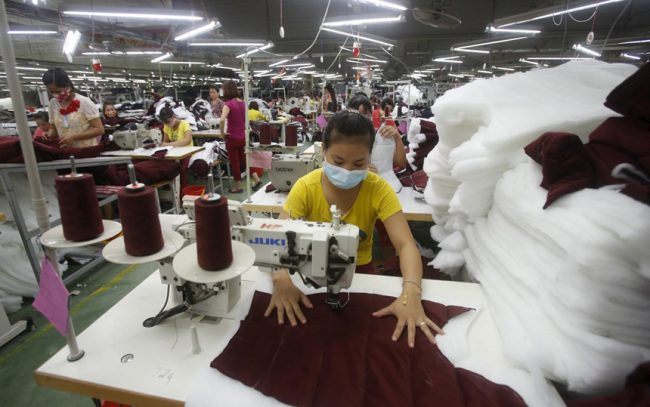 Có khá ít doanh nghiệp Việt Nam dùng vải sản xuất trong nước. Reuters.