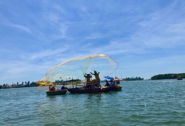 Anh Nguyễn Duy Kiên trải nghiệm việc quăng chài trên sông với khung cảnh tuyệt đẹp