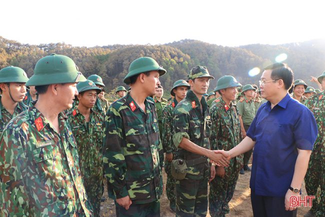  Phó Thủ tướng Chính phủ Vương Đình Huệ động viên, thăm hỏi các lực lượng tham gia chữa cháy tại huyện Nghi Xuân.