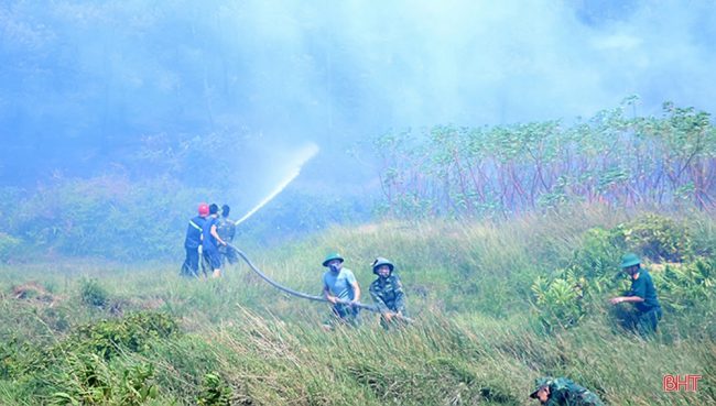  Các lực lượng tập trung dập lửa tại xã Sơn Lễ huyện Hương Sơn.