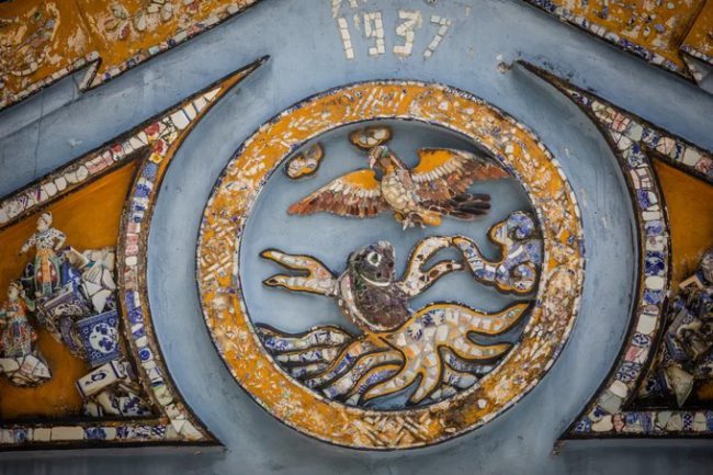 Bức phù điêu bằng sành sứ dùng hình tượng cá chép hoá rồng chiến đấu với chim được trang trí năm 1937 trên miếu thờ. Theo quan niệm dân gian, hình ảnh cá chép hoá rồng là biểu tượng của tinh thần đấu tranh, luôn tìm cách vượt qua khó khăn để vươn tới tương lai tốt đẹp.