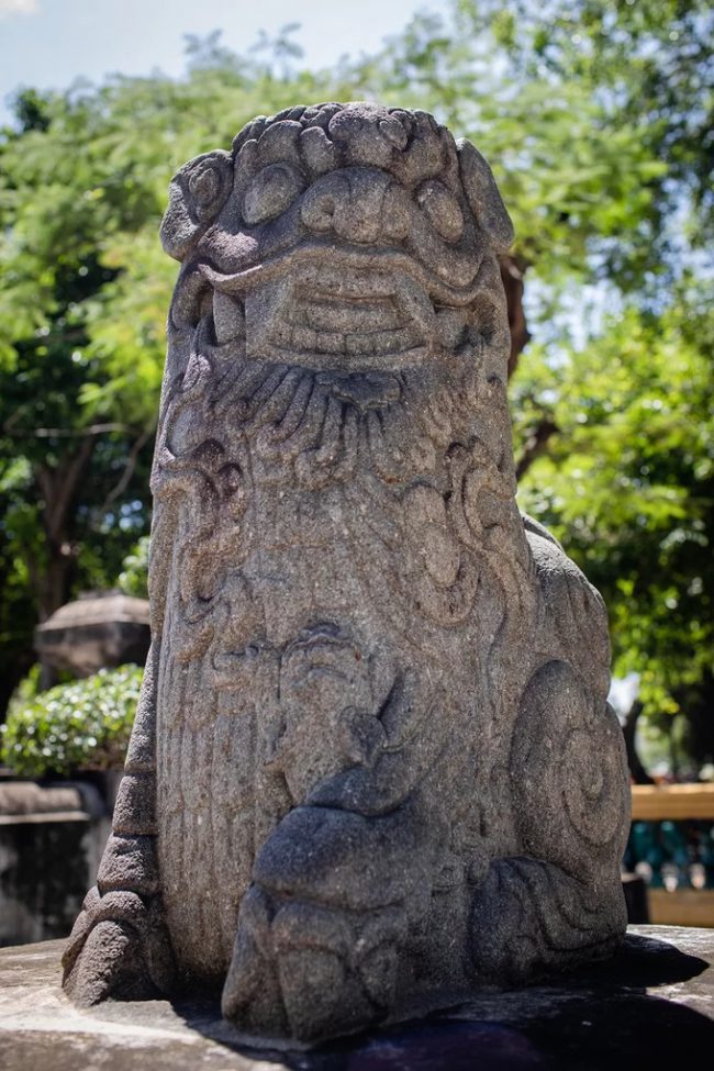 Trước khu mộ là hai tượng lân, đặc biệt tượng bên phải mang một con lân con (lân ghép). Có giả thuyết cho rằng, ngôi mộ cùng phía với tượng lân ghép này là mộ của Tả quân Lê Văn Duyệt.   