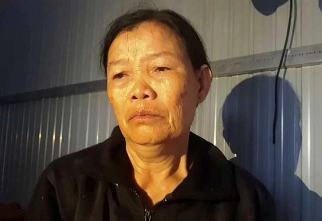 Bà Dư Thị Mẫu ở Đăk Lăk rơi nước mắt vì căn nhà dựng tạm bị hư phần móng do lụt. Ảnh: Trần Hóa.