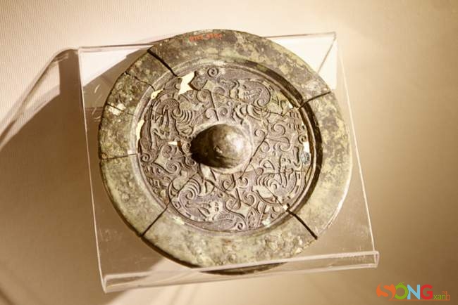 Gương đồng, Trung Quốc, thế kỷ thứ 1, một trong những sưu tập hiện vật của Viện Bảo tàng quốc gia Việt Nam (Sài Gòn, 1956 – 1975). Đây là giai đoạn bảo tàng tiếp tục hoạt động sưu tầm hiện vật trên cơ sở tiếp quản từ Bảo tàng Blanchard de la Brosse.