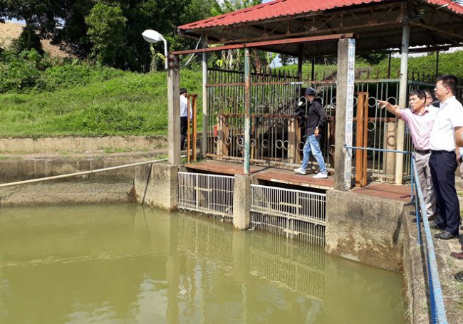 Nguồn nước thô tại cửa thu nước thuộc nhà máy nước Cầu Đỏ bị nhiễm mặn, độ mặn lên đến hơn 1.200 mg/l Ảnh: Hoàng Sơn
